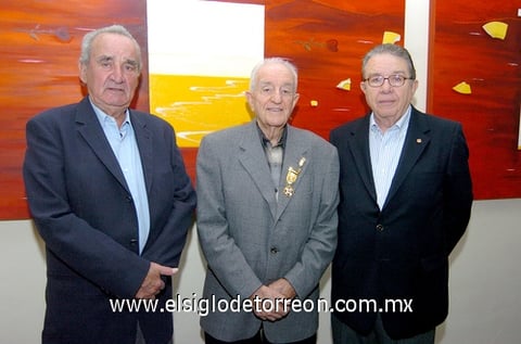 13122009 Homenajeado. Don Tomás López Alonso acompañado de Juan José Fernández y Bernardo Martínez.