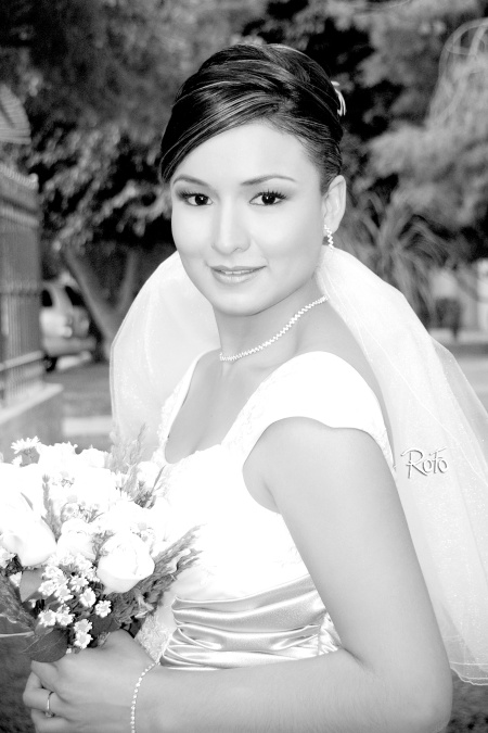 Elegante y hermosa lució la Srita. Flor Edén Fuentes Lara el día de su unión nupcial con su ahora esposo, Ing. Rosendo Aguirre Núñez.

Rofo Fotografía