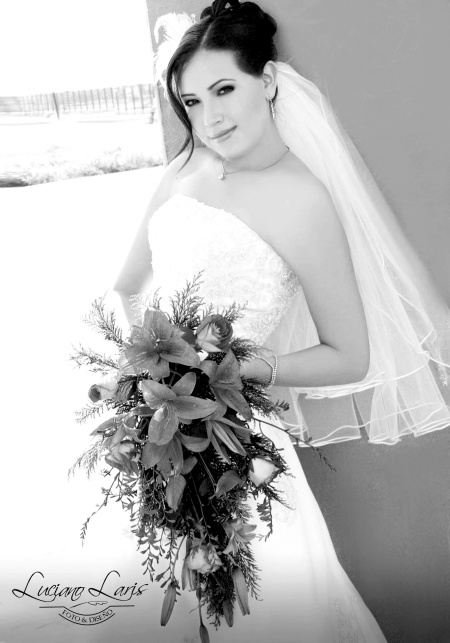 Srita. Nora Ceniceros Meza captada el día de su boda con el Sr. Jubal Ramírez González.

Luciano Laris Foto y Diseño 