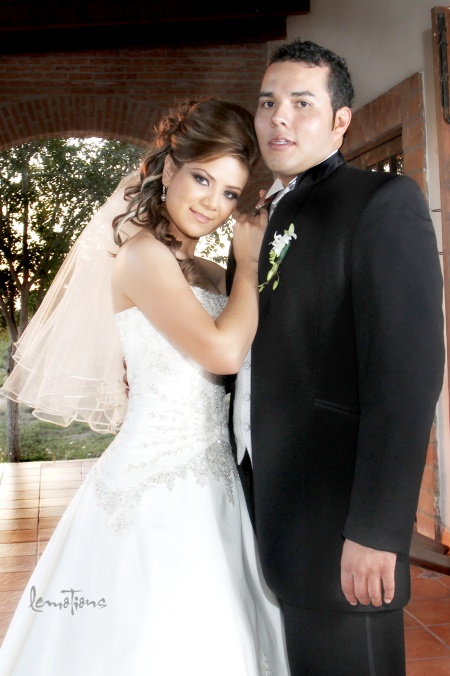 Contrajeron matrimonio Srita. Guillermina Márquez de la Mora y Sr. Joab Adolfo de la Rosa Rivera, en la Hacienda Los Ángeles, el 14 de noviembre de 2009, a las 20:00 horas.

Estudio Lemotions