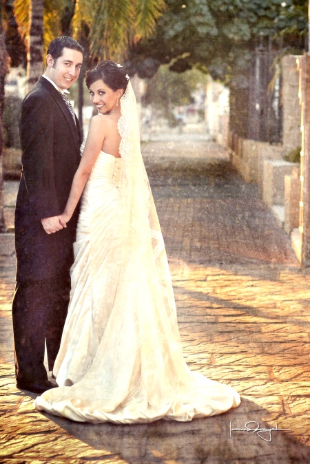 Unieron sus vidas en sagrado matrimonio, Srita. Silvia Mejía Valenzuela y Sr. Jesús Ernesto Ayala Zúñiga, en la parroquia de la Virgen María de la Medalla Milagrosa, el 14 de noviembre de 2009, a las 20:30 horas.

Estudio Laura Grageda