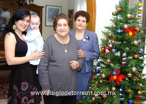 15122009 Doña Asunción L. de Belausteguigoitia, Asunción de Leal, Idoia Leal de Kamp y Ainhoa Kamp Leal, forman cuatro generaciones.