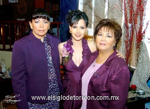 18122009 La guapa novia acompañada por su futura suegra, Sra. Laura Isabel Vargas González y su mamá, Sra. María del Socorro Verduzco Lecou.