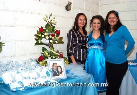 15122009 Cande y Oly junto a Silvia Eugenia Ramírez Soto, en su fiesta prenupcial.