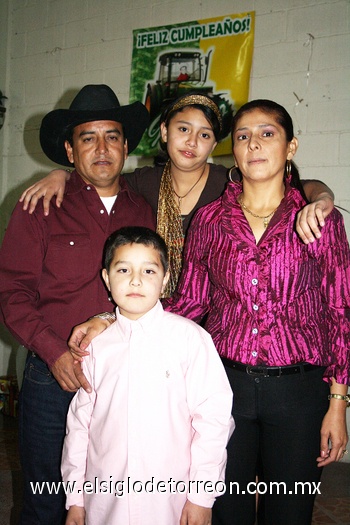 15122009 Gustavo González Sánchez fue festejado al cumplir 7 años por sus papás Gustavo González y Guadalupe Sánchez, y su hermanita Érika.