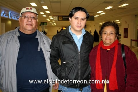18122009 A la capital del país salió Carlos Adame Castañeda, le desearon feliz viaje Alberto Adame y Silvia Castañeda.