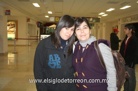 18122009 Luisa Fernanda viajó a México, la despidió Sandra Díaz.