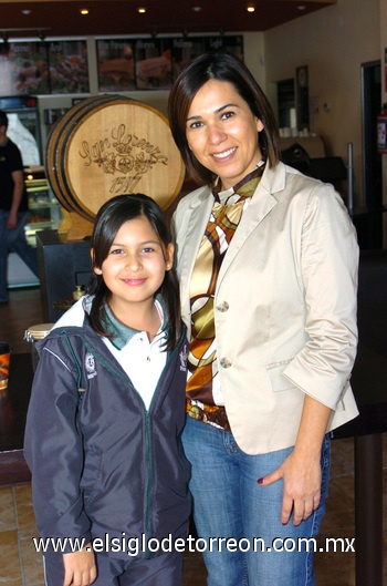 19122009 Paulina Salomón con su mamá Marisa Limones.