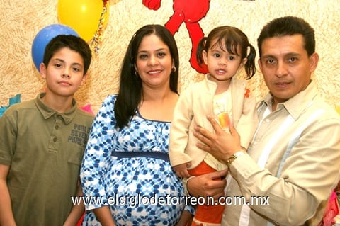19122009 Helen Rangel Valenzuela fue festejada al cumplir dos años de edad por sus papás, Ivonne Valenzuela Valles y Cuauhtémoc Rangel Gutiérrez, y su hermanito Sergio.
