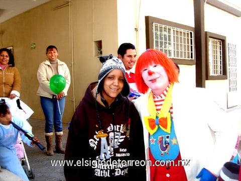 21122009 Payasitos acudieron para dar felicidad a los pequeños.