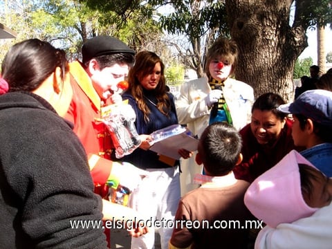 21122009 Gran entusiasmo. El Hospital Infantil obsequió a sus pequeños pacientes bonitos juguetes, despensas y cobijas para esta Navidad.