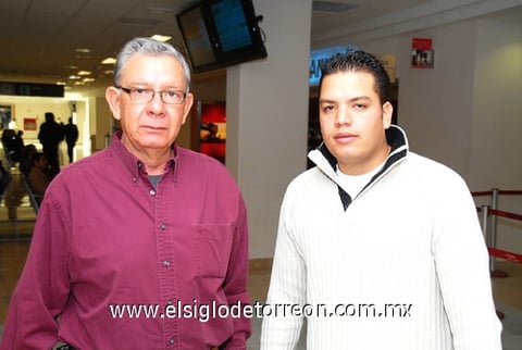 21122009 Arizona. Roberto González Rincón despidió a Roberto González Valles, quien se fue de vacaciones.