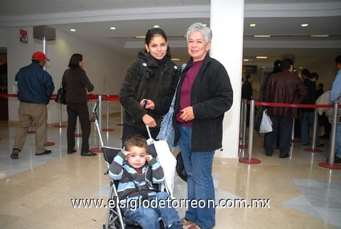 21122009 Holanda. San Juana Domínguez recibió a Claudia Socabeth y Diego Luyten.