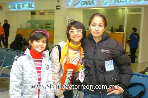 22122009 México. Alexia Moreno se fue a pasar la Navidad con su papá y fue despedida por su mamá Claudia Morales y su hermana Hannah Moreno.