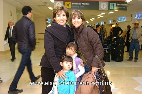 22122009 Guadalajara. Veneranda de Sañudo fue recibida por su hija Natalia de Gilio y sus nietas Luciana y Kiara.