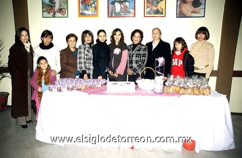 24122009 Rodeada de sus amistades, Raquel Iveth Cerna de López pasó una agradable tarde en su festejo de canastilla.