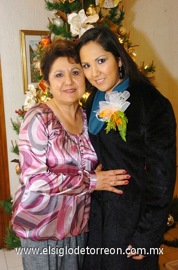 23122009 Lizbeth Gallardo Castillo en compañía de su mamá, Sra. Hilda Castillo de Gallardo, disfrutando de su última despedida de soltera.- Érick Sotomayor Fotografía