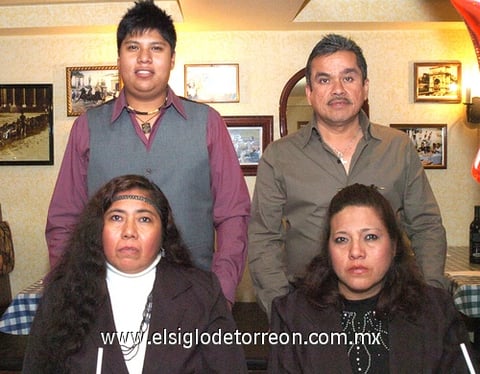 23122009 José Manuel Quintero el día de su cumpleaños en compañía de Guillermo García Torres, Leticia y Paula Patricia Quintero.