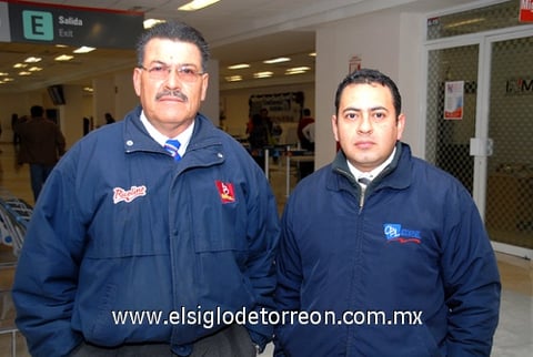 23122009 México. Daniel Campos y Hugo Martínez, en espera de un compañero de trabajo.