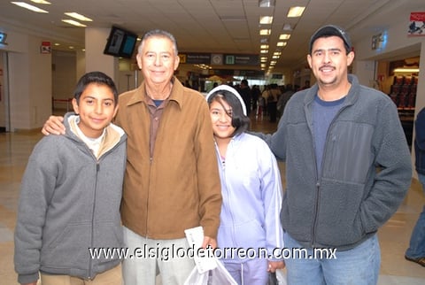 23122009 Viajeros. Sergio Sotelo Ortega, Sergio Sotelo Hernández, Wendy Sotelo Rangel y Óscar Sotelo.