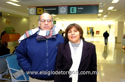 24122009 Huatulco. Enrique Simental despidió a María Valle de Simental, quien se fue a visitar a familiares.