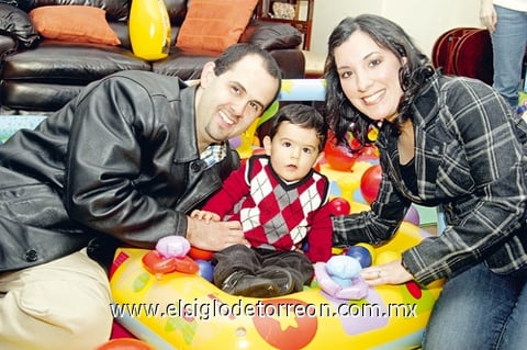 18122009 Conrado Schraidt y Cristina Salazar de Schraidt con su hijito Conrado.