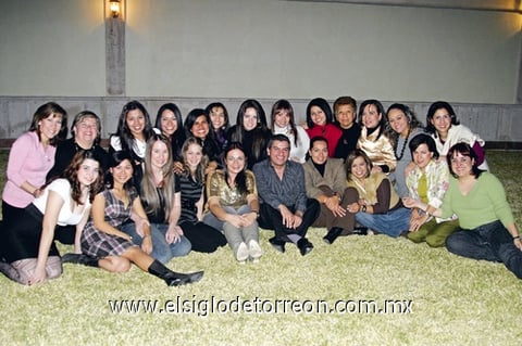 18122009 Maestros del grado preescolar de conocido colegio, reunidos durante su cena de Navidad.