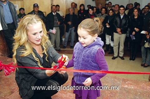 18122009 Mónica Fernández con su hijita, al momento en que fue cortado el listón.