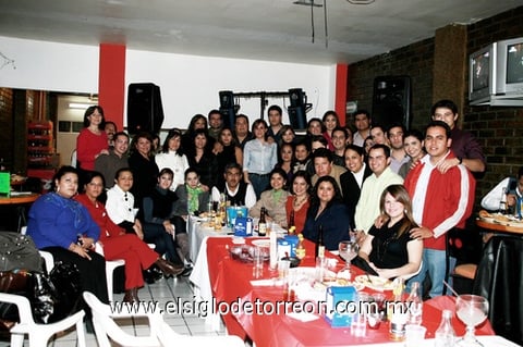 18122009 
Compañeros de trabajo se reunieron recientemente para celebrar la Navidad, en esta ocasión lo hicieron con una comida a la que con gusto asistieron. Los presentes disfrutaron el momento y aprovecharon para conversar sobre los diversos temas de interés.
