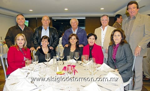 18122009 
Beachis, Lolita, Rosa, Norma Paty, Pepe, Quique, Beto, Quique y Polo, disfrutaron de una cena navideña, además de compartir entre amigos y socios del club. Los presentes también aprovecharon el momento para brindar por las fiestas decembrinas y darse el tradicional abrazo de Nochebuena.