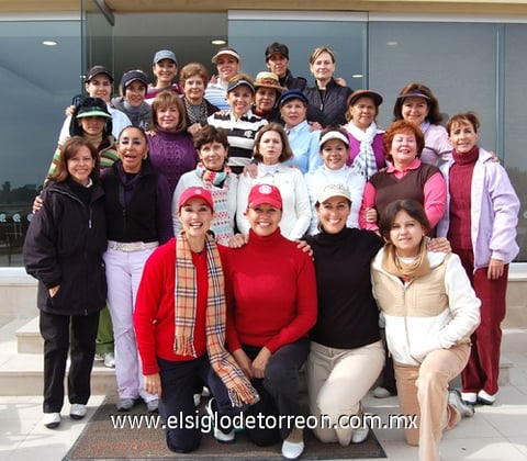 18122009 Golfistas reunidas en el Torneo Posada Navideña de Damas 2009, efectuado en El Campestre Torreón.