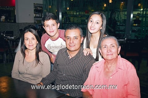 26122009 Juan Antonio García, Claudia Pérez de García y María de la Paz González, con los pequeños Juan Antonio y Mariana.