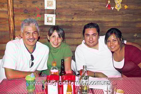 26122009 José y Nancy de Olvera, Pepe Olvera y Dany Olvera.