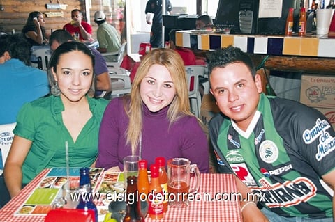 26122009 Alida Villarreal, Lorena Samia y Carlos Leal.