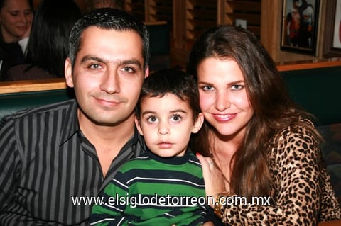 26122009 Rogelio y Gaby con el pequeño Roger.