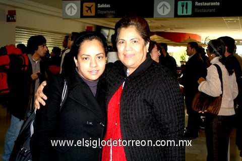 26122009 Distrito Federal. Diana Sánchez Galván fue recibida por su mamá Margarita.