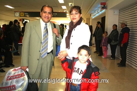 26122009 México. Neftalí Rodríguez Ramírez y Daniel Rodríguez Villa fueron recibidos por María Guadalupe Villa González.