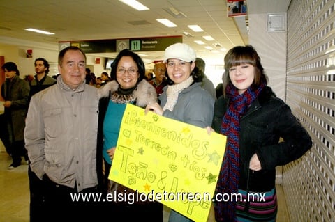25122009 México. Antonio Monroy y Guadalupe Pámanes fueron recibidos por sus sobrinas Patricia Rosales y Mariana Mora.