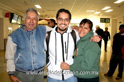 25122009 Arabia. Manuel Quezada de Luna llegó a Torreón y fue recibido por sus tíos Manuel y Rebeca Hernández.