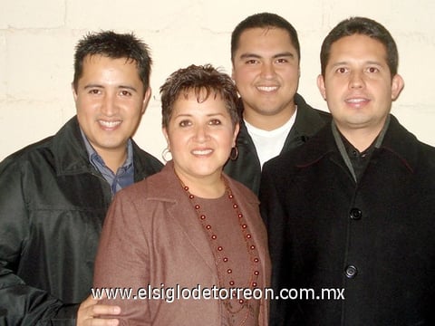 29122009 Guillermo García, Rosario Ochoa durante su festejo de cumpleaños, Miguel Ángel García y Mario Marín.