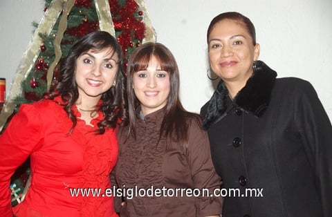 29122009 Lulú Mercado el día de su cumpleaños junto a sus amigas Laura Salazar y Lupita Luévanos.
