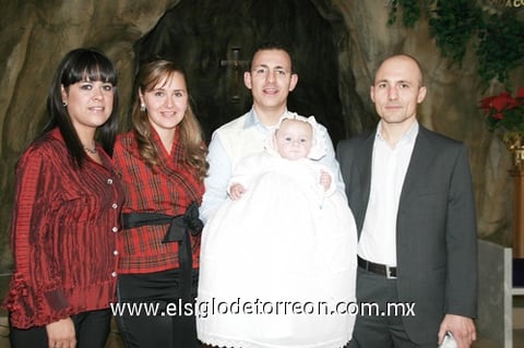 27122009 El pequeño Antoine Bozzero Ramos fue festejado y luce en compañía de sus padres Bruno y Patricia y sus padrinos Ana Paulina y Jean Francois.