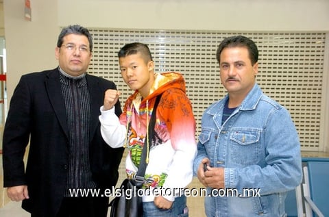 29122009 Japón. El boxeador Tomoki Kameda llegó a La Laguna y fue recibido por Enrique Soto y Héctor Sánchez.
