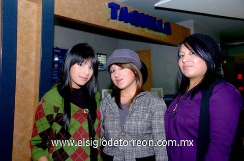 30122009 Olga Berenice Álvarez, Alondra Álvarez y Susana de Guadalupe Martínez.