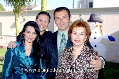 30122009 Sra. Cristina Moreno en compañía de sus hijos Cristy de Plamback, Jorge y Carlos Arenal.