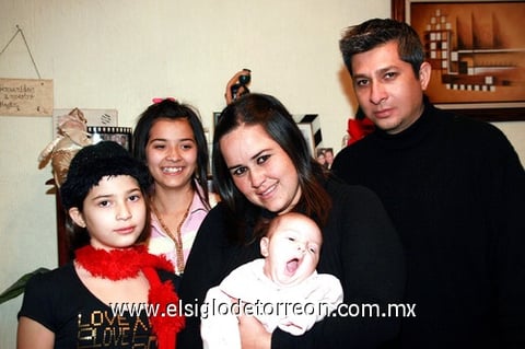 31122009 Óscar López e Isela Sotomayor de López con sus hijos Cecilia, Cristina y Romina López Sotomayor.