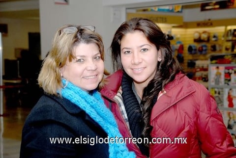 30122009 México. Laura Muñoz fue recibida por Patricia Reyes Retana.