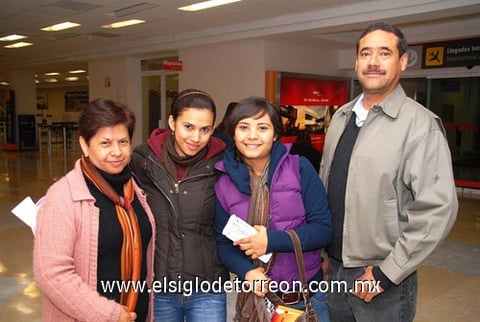 31122009 Chiapas. Elizabeth Morales se fue de paseo y fue despedida por Armando, Esther y María Esther Morales.