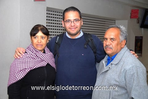31122009 México. María de la Luz Montes Márquez y Salomón Urquizo de León recibieron a Salomón Urquizo Montes.