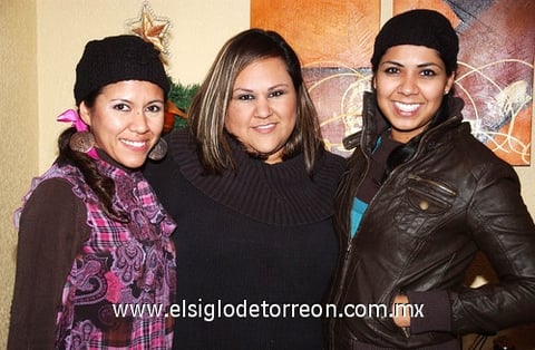 31122009 Elda Balderas, Nancy de Escobedo y Jessi Ávalos, en reciente posada entre compañeras.